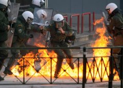 澳门太阳城官网：众多青少年走上街头向警察投掷石块和燃烧瓶