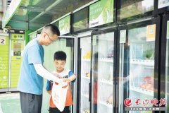澳门太阳城官网：周末休息的杨女士熟练地买了几盒酸奶